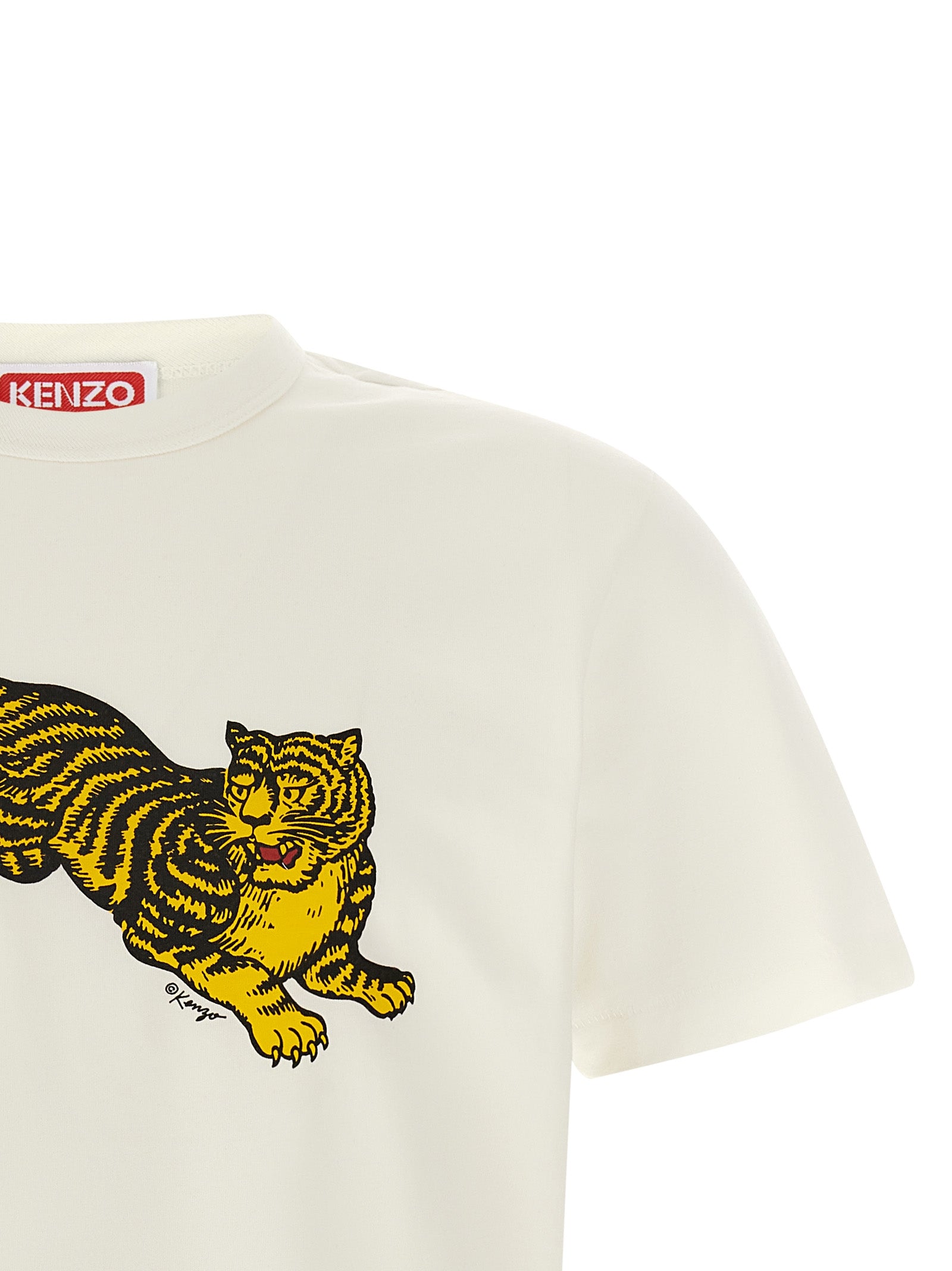 T-shirt blanc en coton de la marque Kenzo, coupe classique avec logo discret sur le devant, pour un look décontracté et élégant.