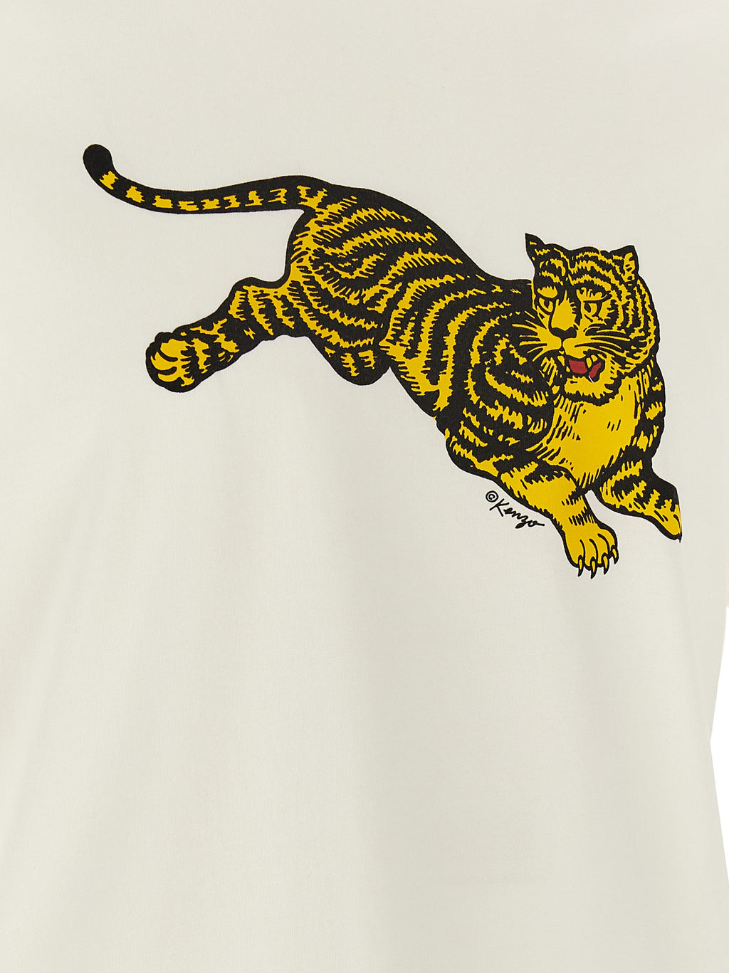T-shirt blanc en coton de la marque Kenzo, mode décontractée, ample et confortable, visible sur un mannequin.