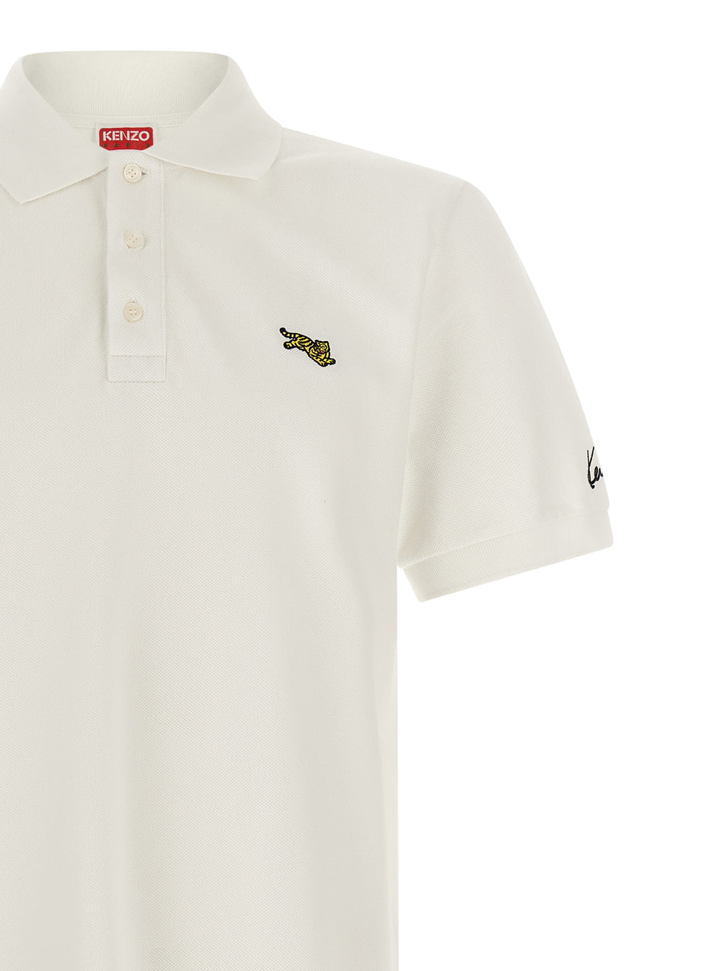 Chemise polo en coton blanc de la marque Kenzo, détail élégant avec col classique et logo discret sur la poitrine.