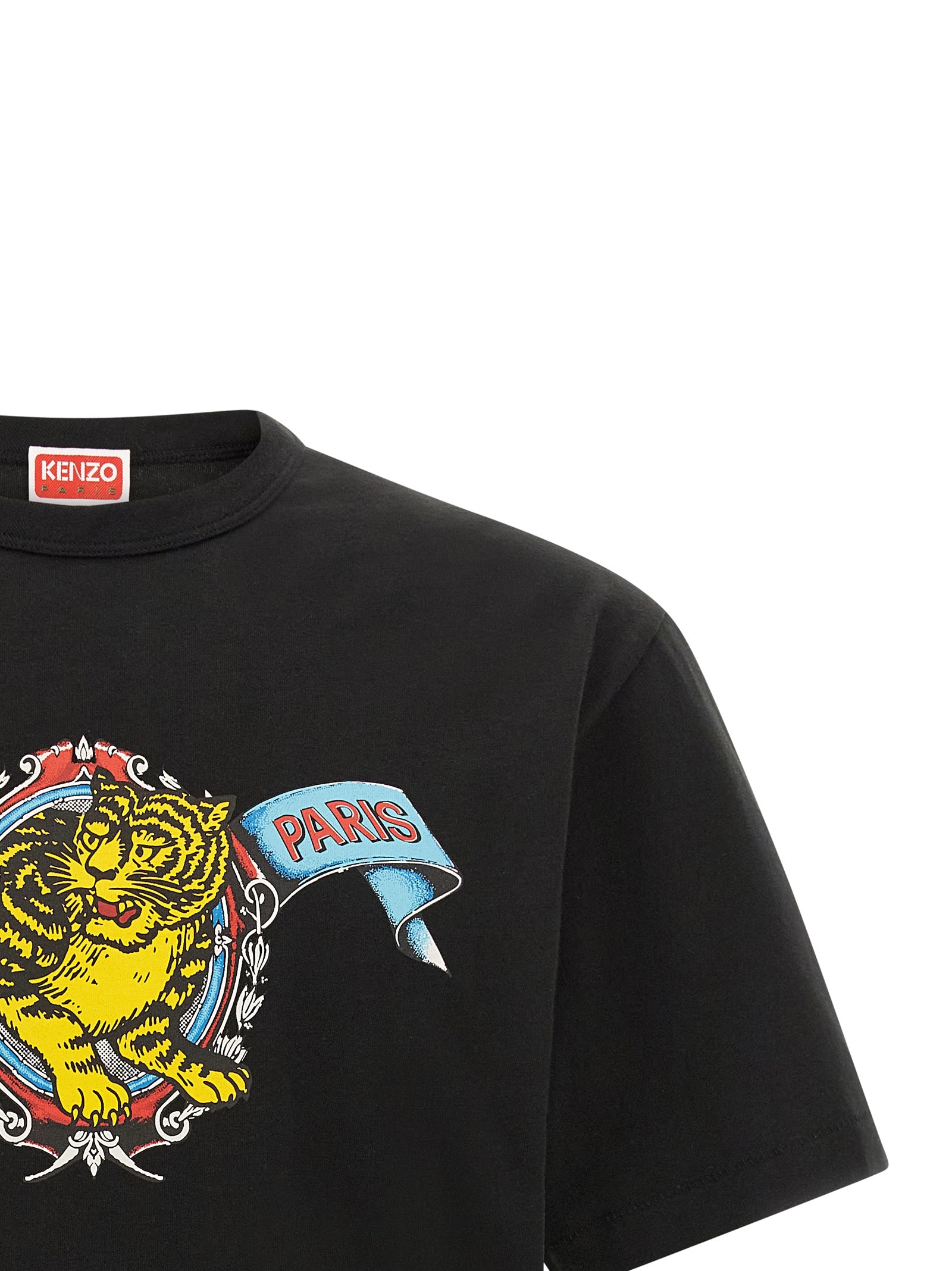 T-shirt noir en coton de la marque Kenzo, coupe classique avec logo discret sur le devant, porté sur mannequin.