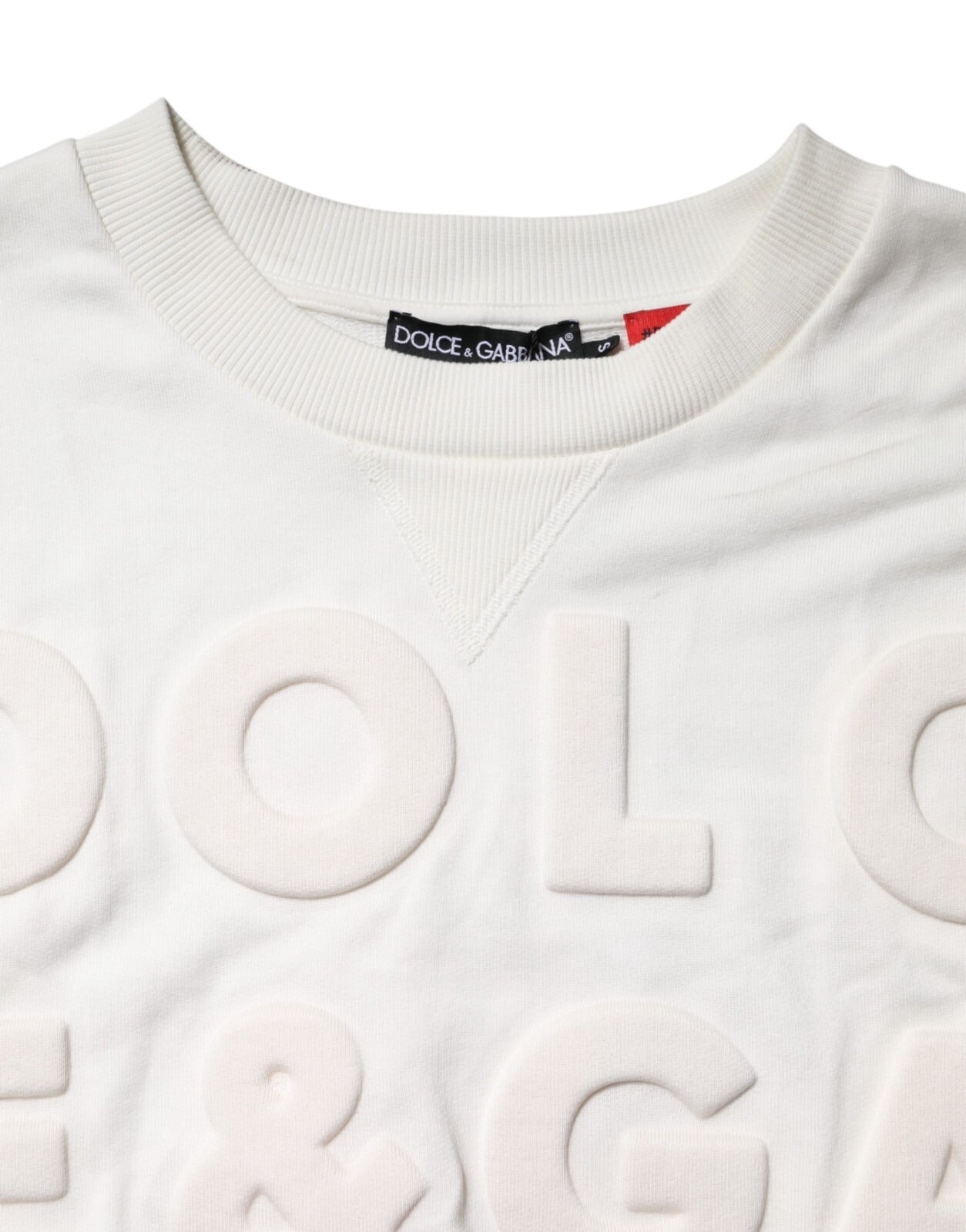 Pull en coton blanc Dolce & Gabbana avec logo embossé, col rond, vue de face sur le mannequin.