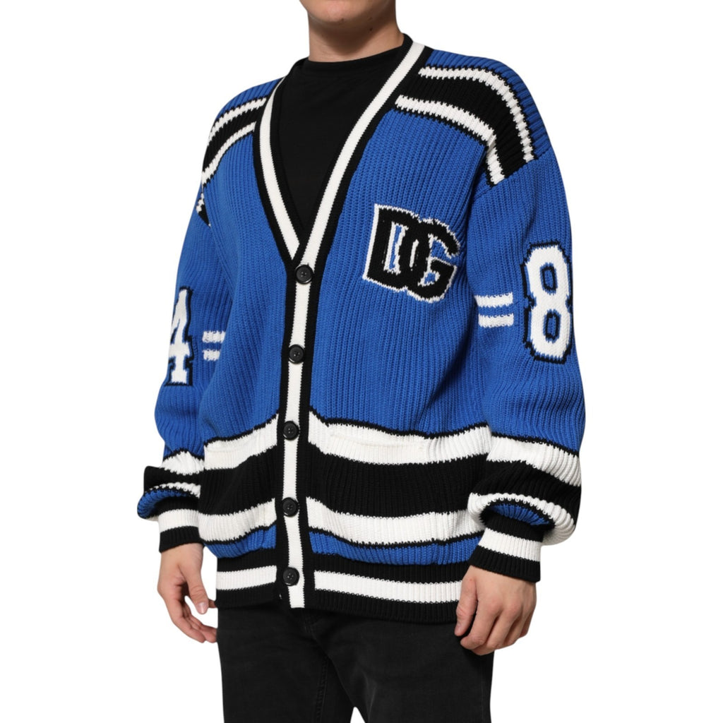 Pull Dolce & Gabbana en coton bleu avec logo patch et tricot côtelé, cardigan élégant pour homme ou femme.