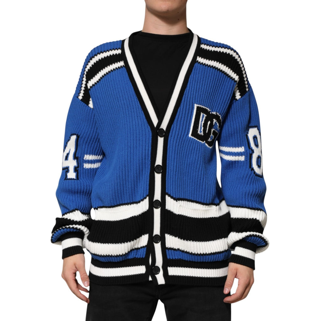 Cardigan en coton bleu Dolce & Gabbana avec logo brodé, finition côtelée, mode élégante et décontractée.