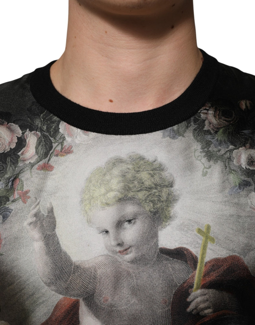Pull Dolce & Gabbana en cachemire noir avec imprimé chérubins et motif baroque, détails élégants et confortables.