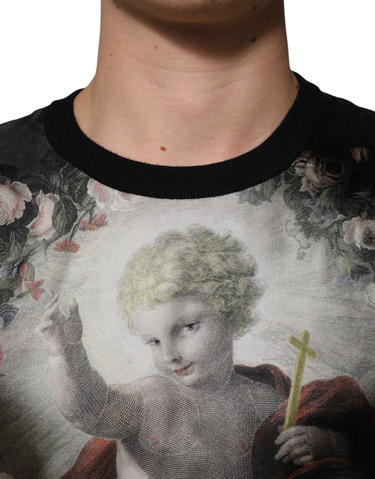 Pull Dolce & Gabbana en cachemire noir avec imprimé chérubins et motif baroque, détails élégants et confortables.