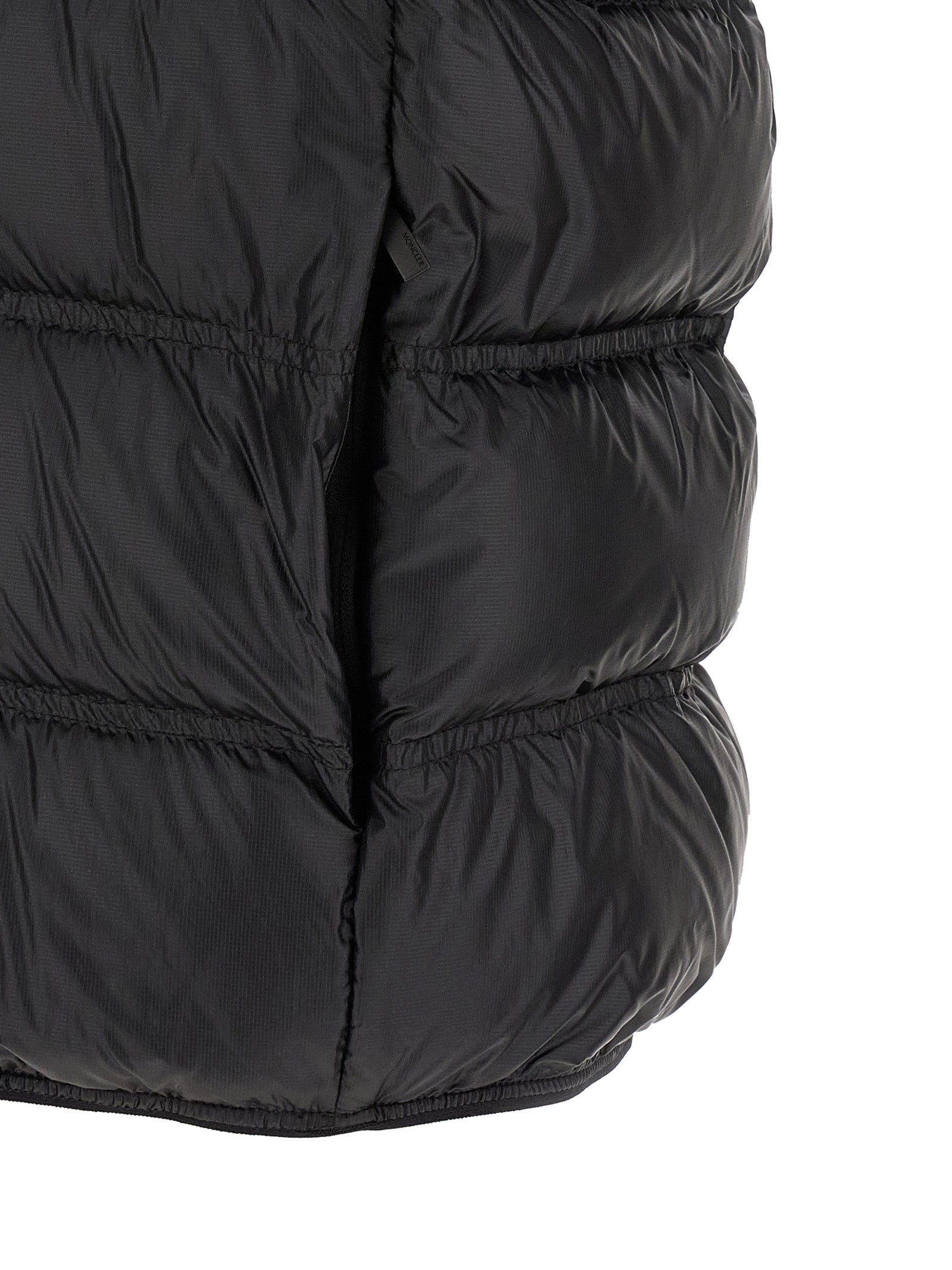 Doudoune Moncler noire sans manches en polyamide, coupe élégante, avec fermeture éclair et col montant.