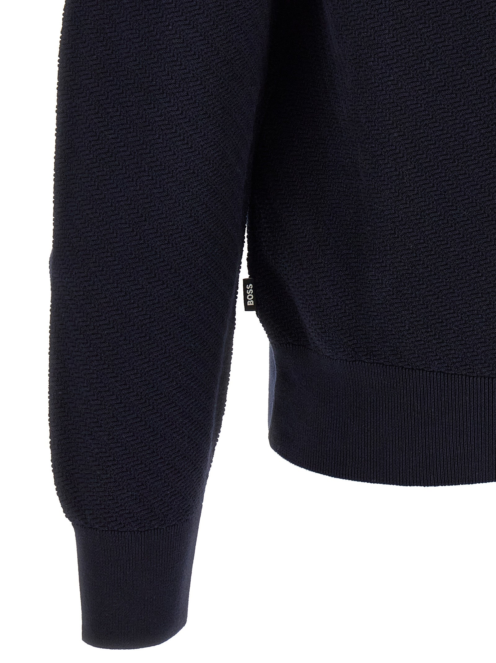 Chemise polo en coton bleu de la marque Hugo Boss, col classique et logo discret sur la poitrine.