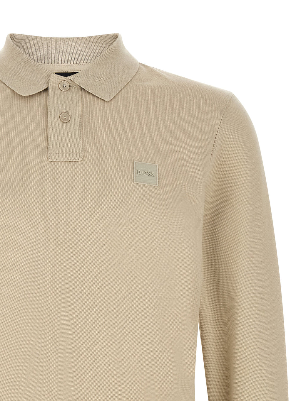 Chemise polo en coton beige de Hugo Boss, avec col classique et logo discret, portée sur un modèle.