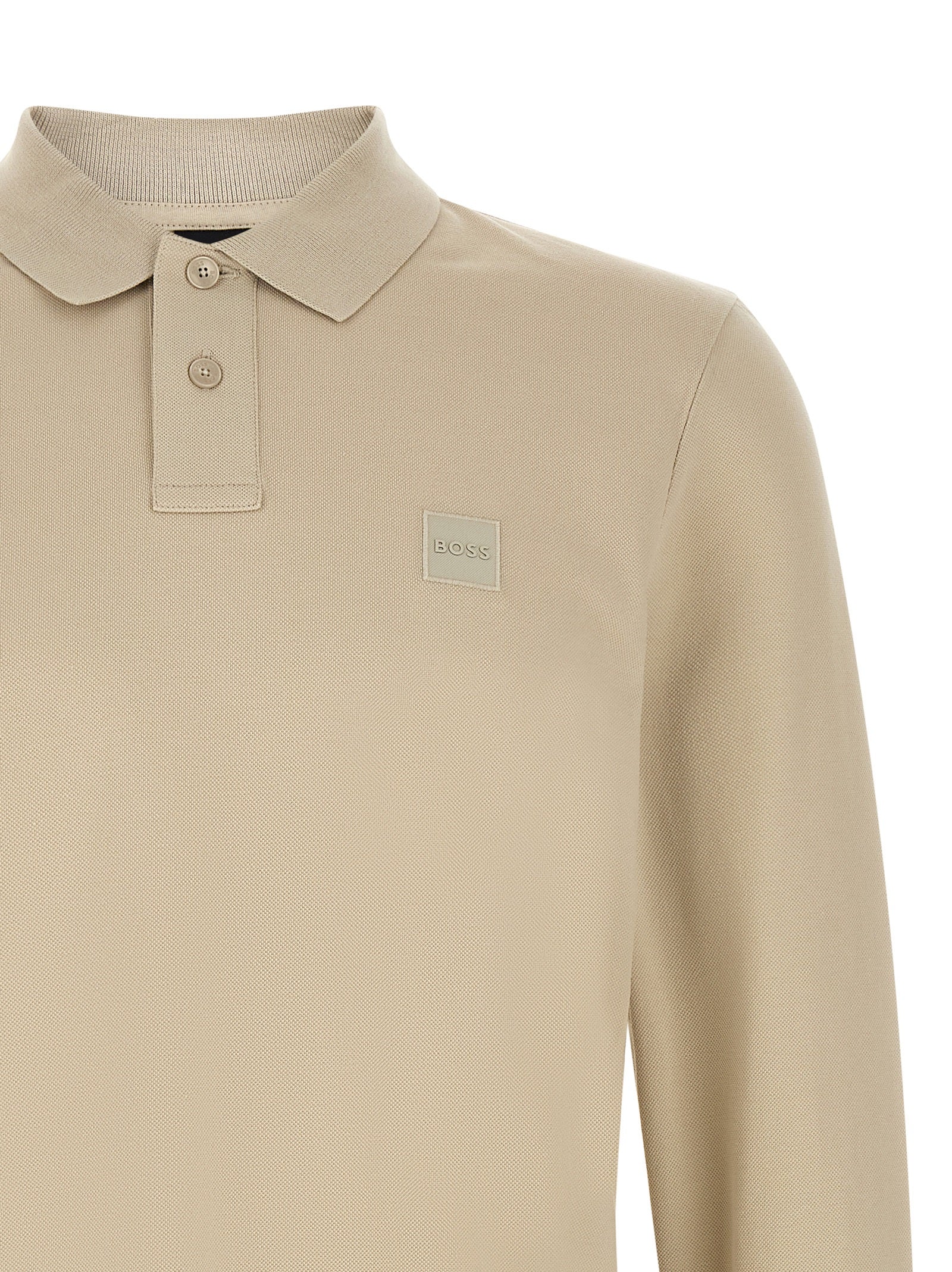 Chemise polo en coton beige de Hugo Boss, avec col classique et logo discret, portée sur un modèle.