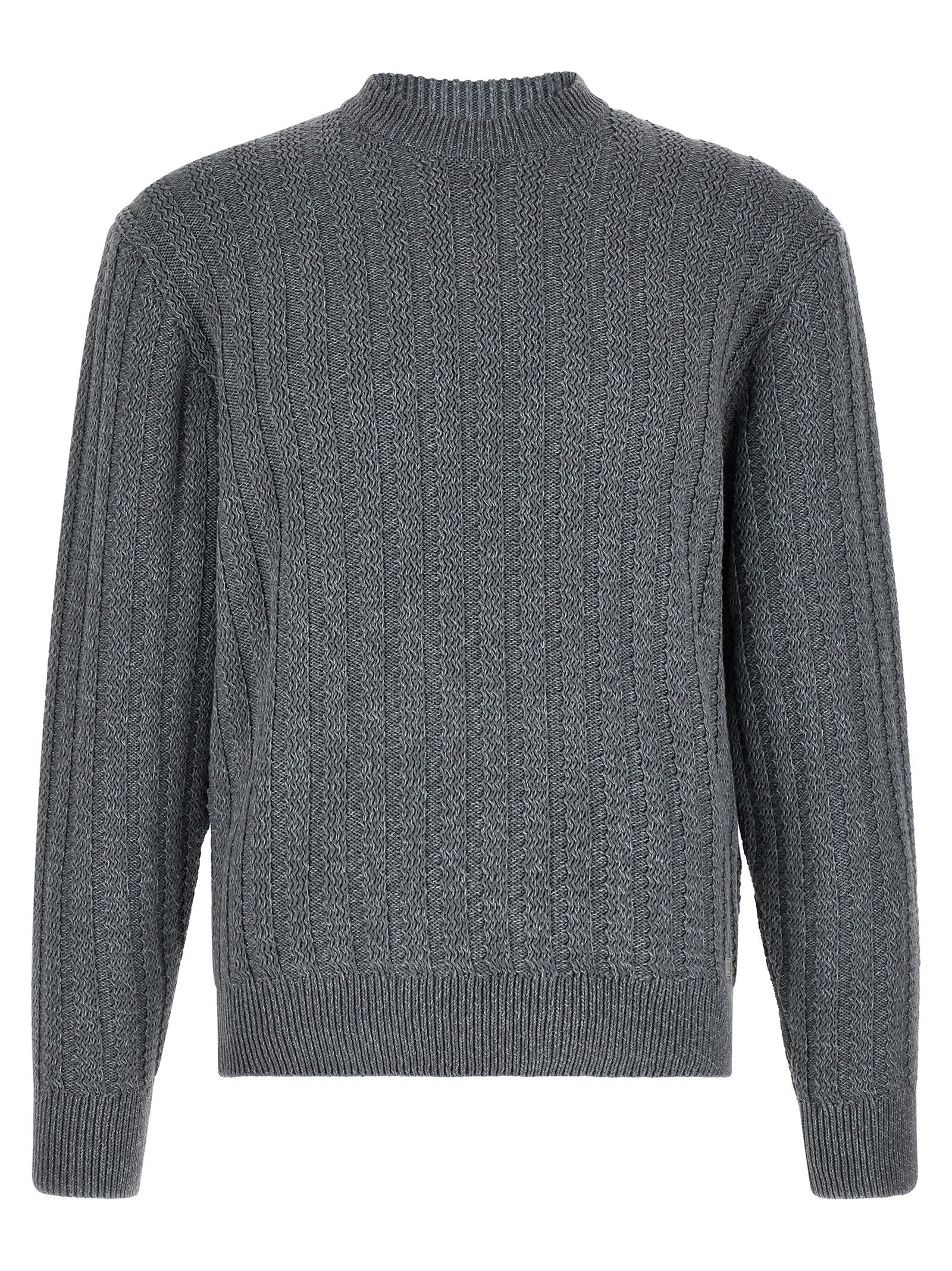 Cardigan en coton gris de la marque Hugo Boss, porté avec col en V et boutons, pour un look élégant et décontracté.