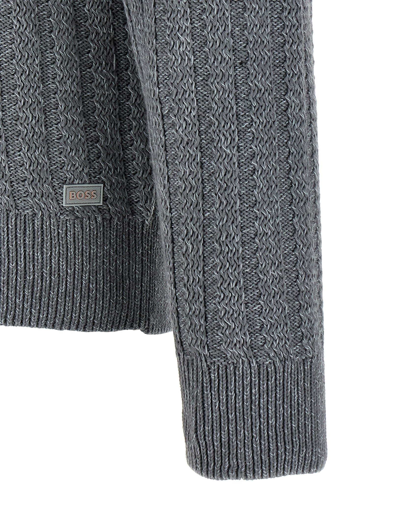 Cardigan gris en coton de Hugo Boss, porté, avec col en V et boutons, idéal pour un style élégant et décontracté.