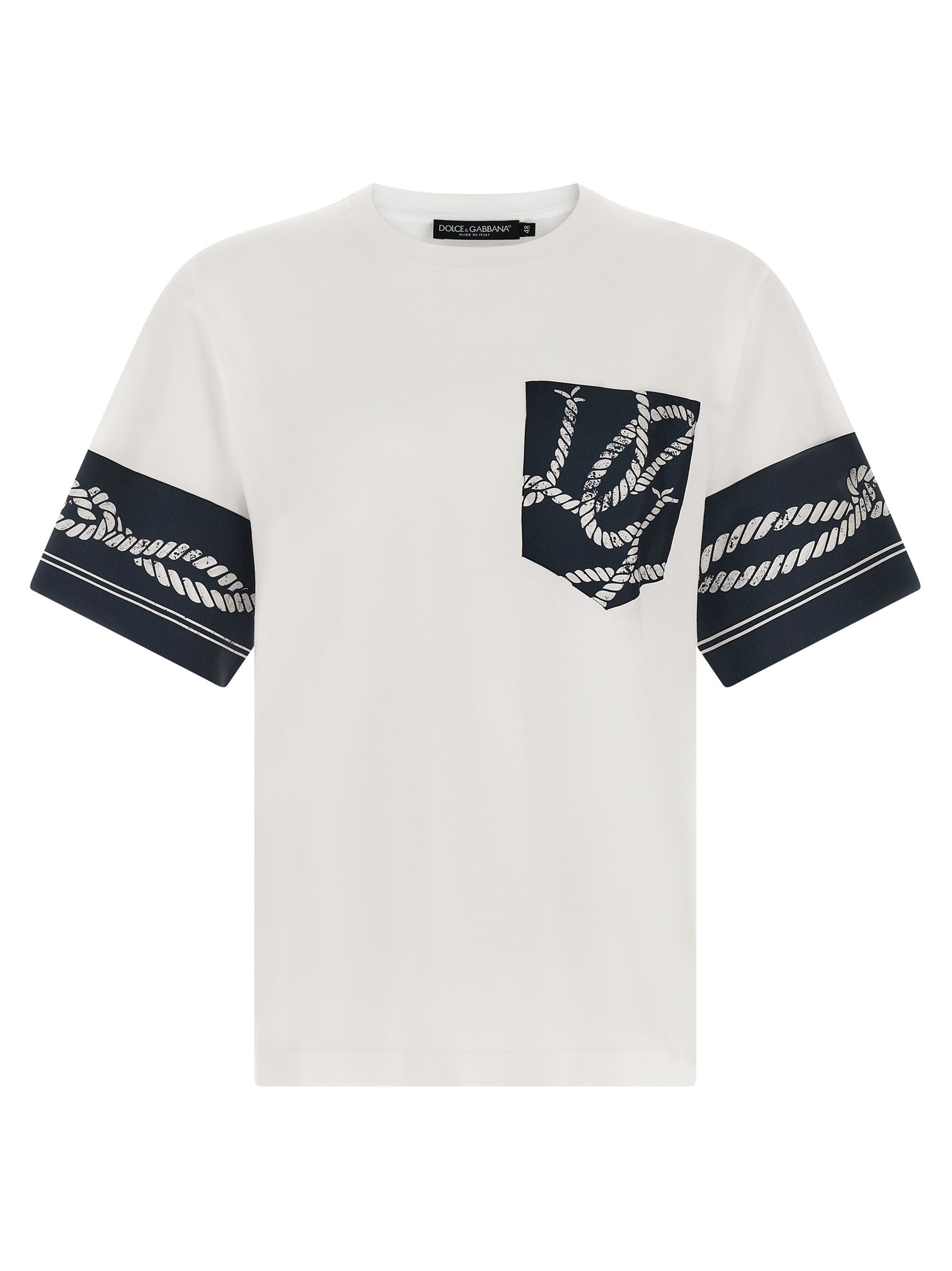T-shirt en coton bleu Dolce & Gabbana, coupe classique, logo discret sur la poitrine, porté sur un mannequin.