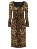Robe midi en viscose marron Dolce & Gabbana avec décolleté en V et détails élégants, portée sur un mannequin.