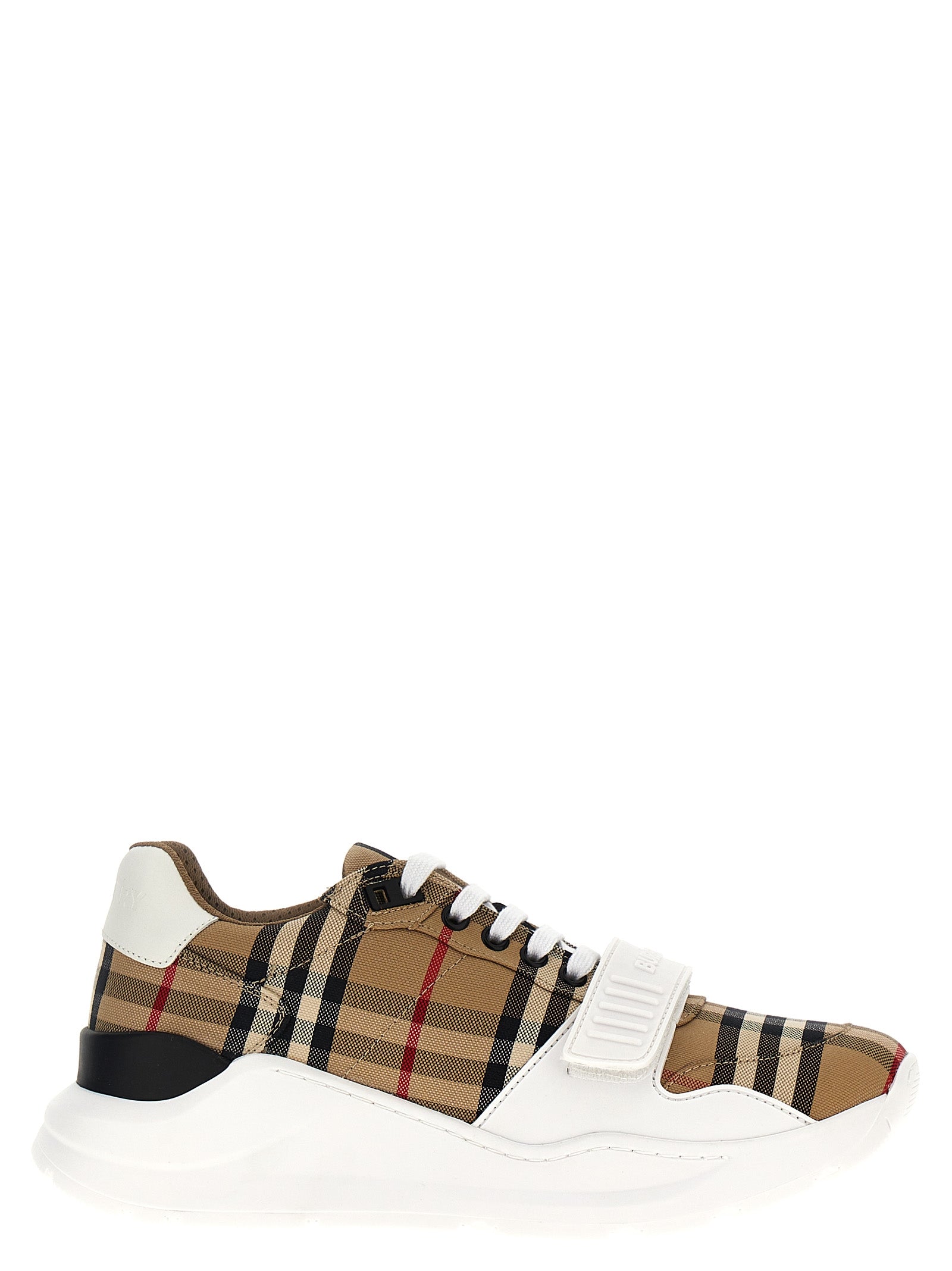Chaussures de sport en coton beige Burberry, baskets athlétiques élégantes avec design moderne et logo de la marque visible.