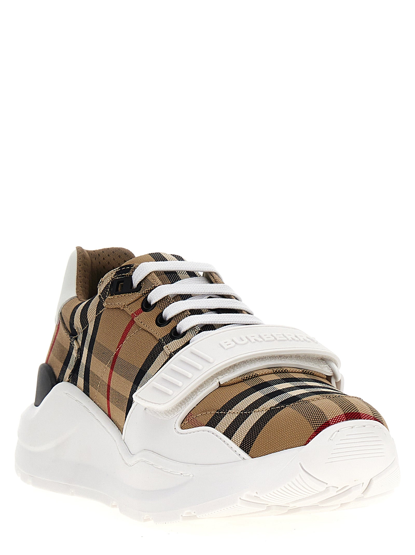 Chaussures de sport en coton beige de la marque Burberry, baskets athlétiques élégantes et confortables.