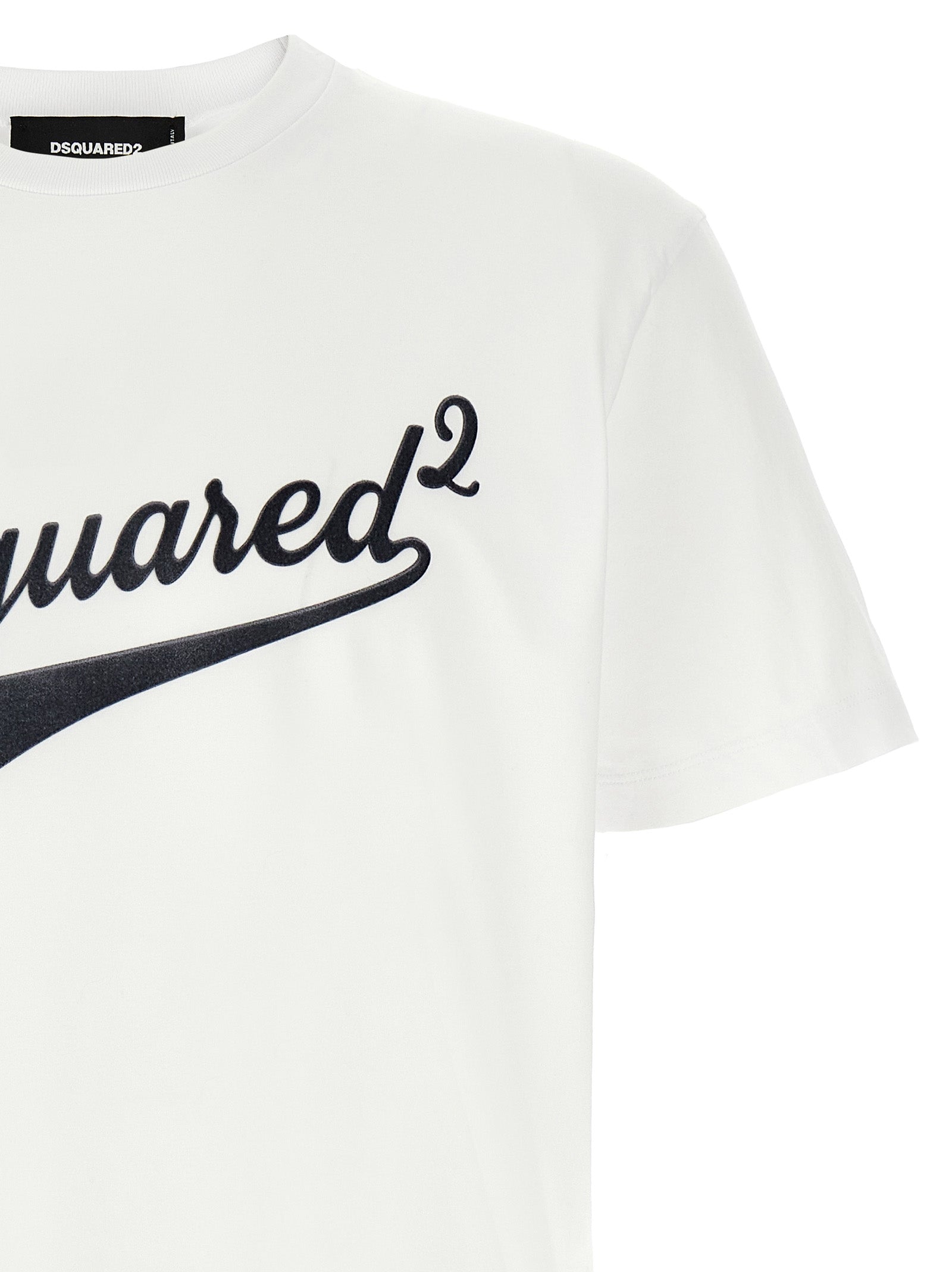 T-shirt blanc en coton de la marque Dsquared², coupe classique et logo discret visible sur le devant.
