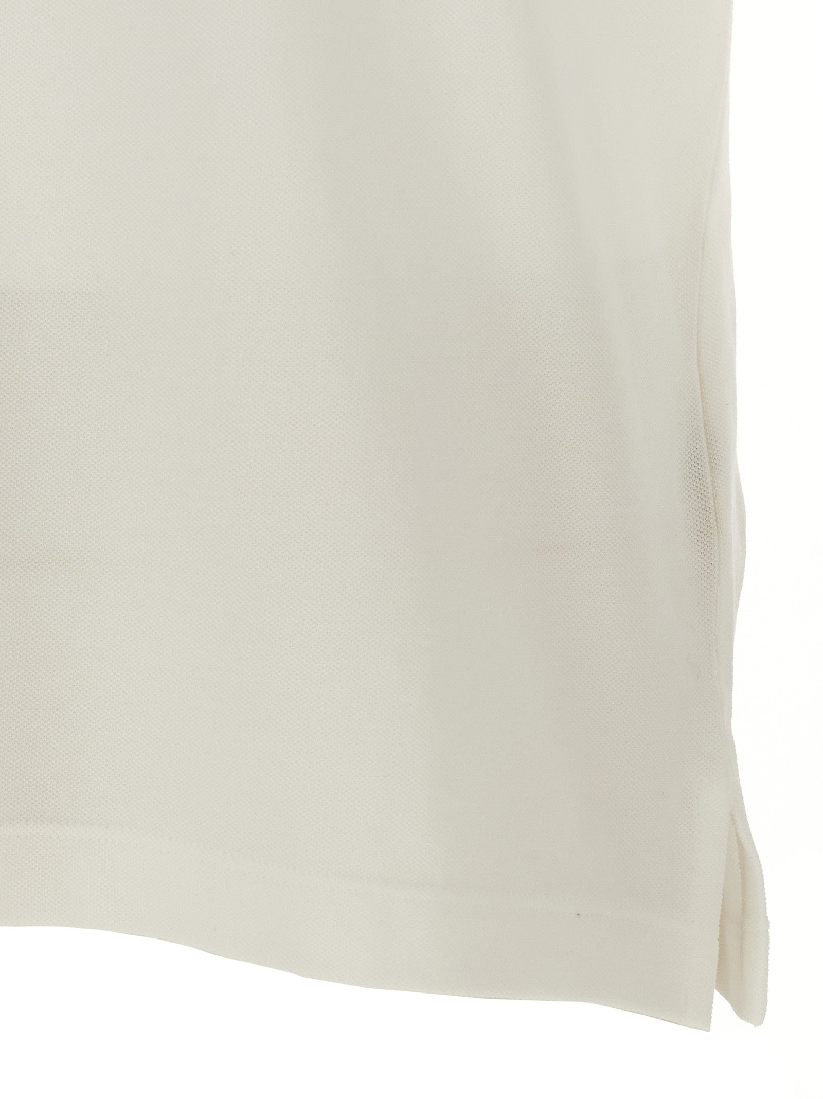 Chemise polo blanche en coton de la marque Fendi, détail du col et du logo Fendi sur la poitrine.