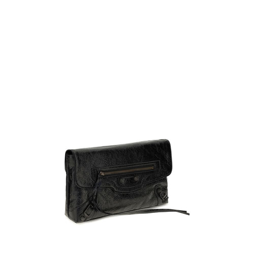 Sac clutch noir Balenciaga en agneau Ovis Aries, finition élégante et texture douce visible sur l'image.