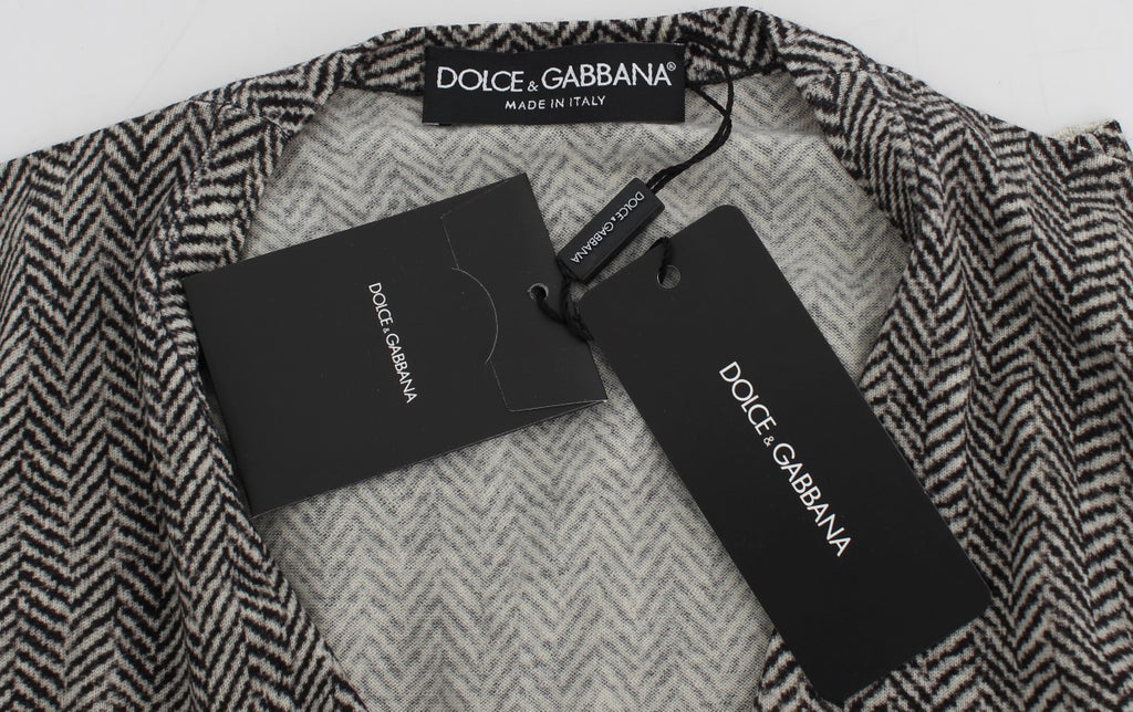 Cardigan en laine noir et blanc Dolce & Gabbana, pull léger avec col en V et manches longues, porté sur un mannequin.