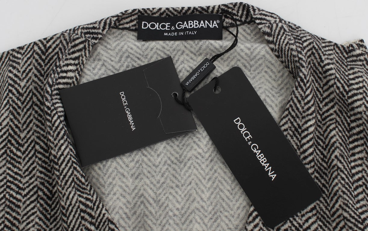 Cardigan en laine noir et blanc Dolce & Gabbana, pull léger avec col en V et manches longues, porté sur un mannequin.