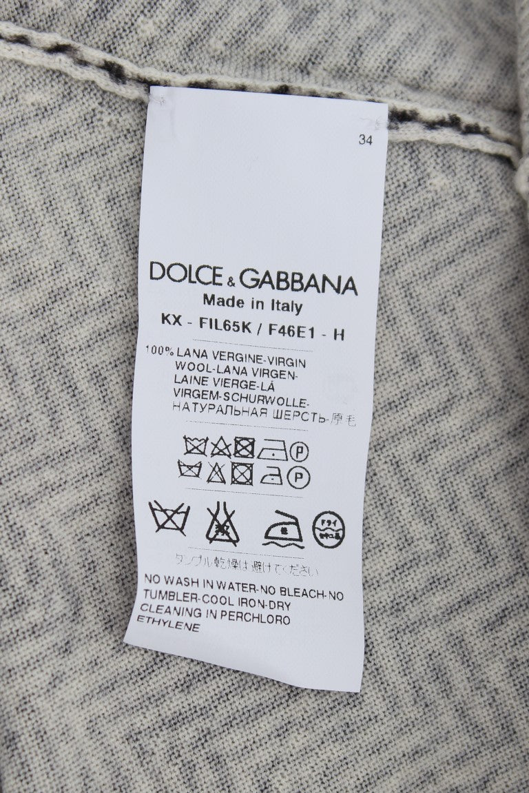 Pull cardigan en laine noir et blanc de Dolce & Gabbana, élégant et chaud, porté avec des détails visibles.