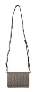 Sac bandoulière en cuir gris clair de Karl Lagerfeld, élégant et tendance, avec détails métalliques visibles.