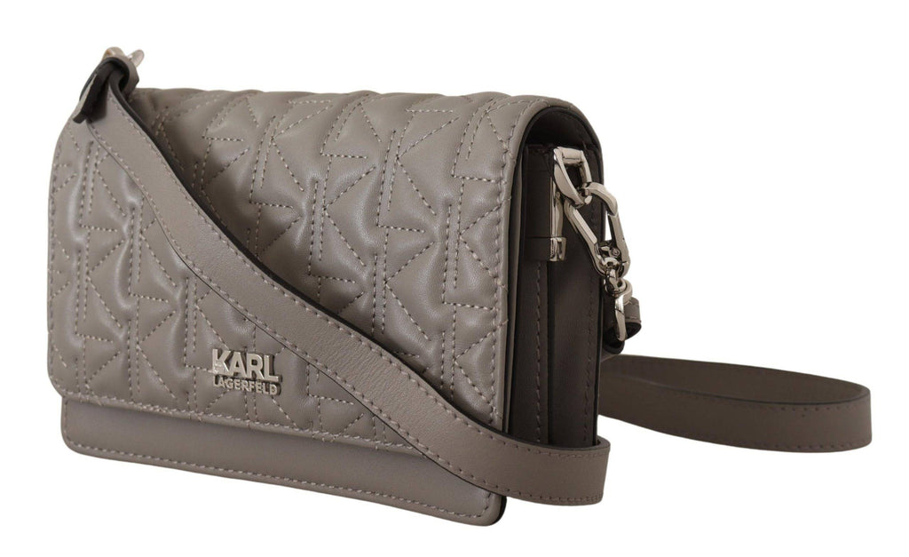 Sac à bandoulière en cuir gris clair de Karl Lagerfeld, élégant et moderne, visible avec détails de la chaîne et de la poche frontale.