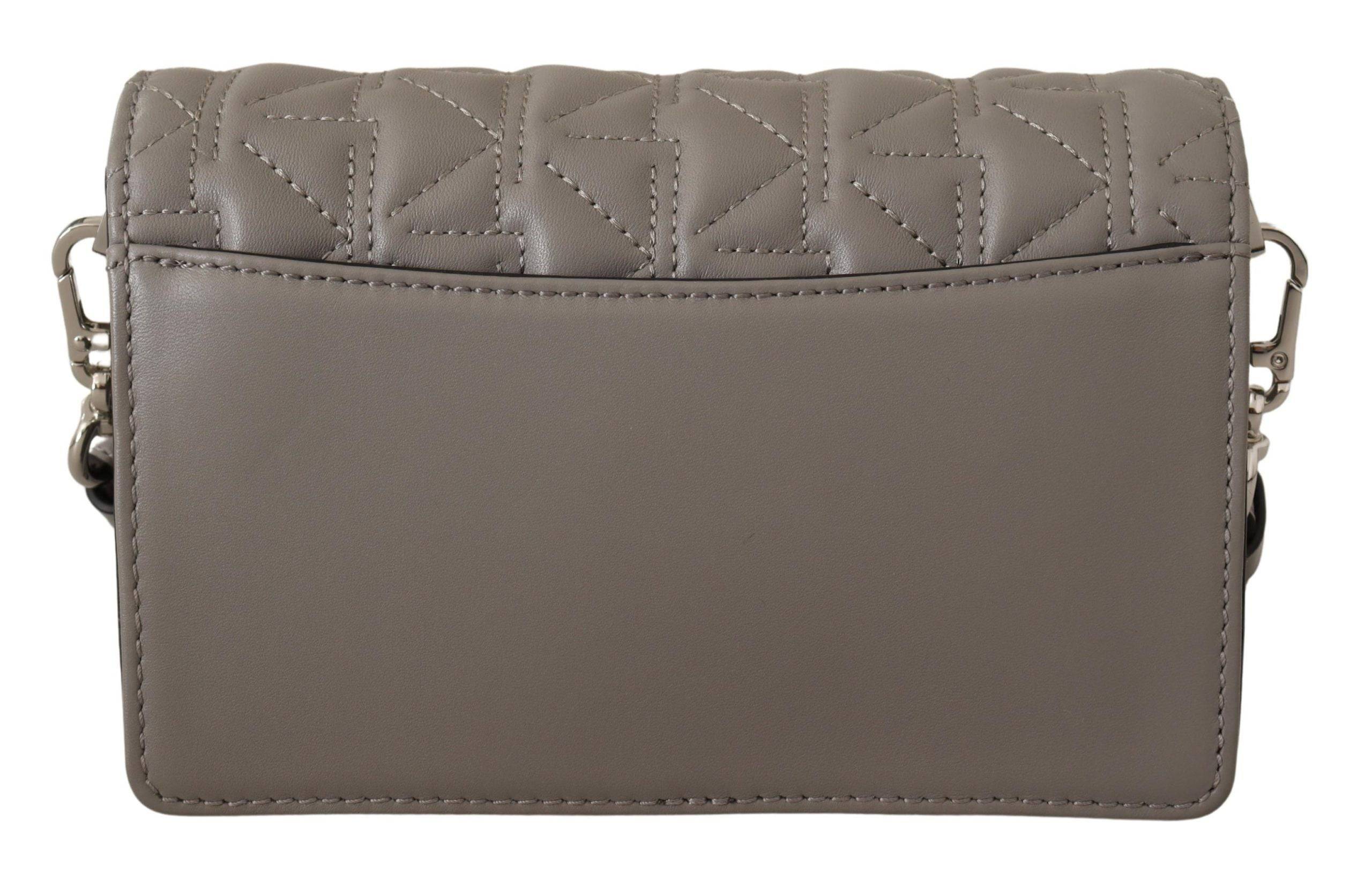 Sac bandoulière en cuir gris clair de Karl Lagerfeld, design élégant et moderne, avec détails sophistiqués visibles sur l'image.