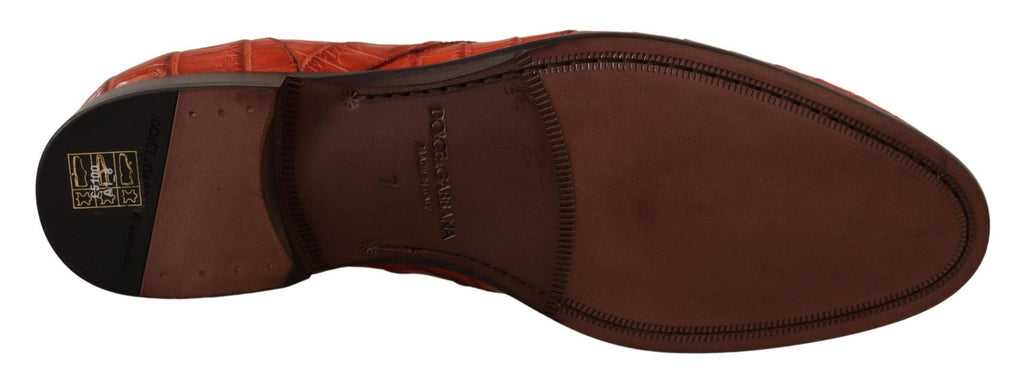 Chaussures Derby en cuir exotique orange de Dolce & Gabbana, élégantes et sophistiquées, vues en gros plan.
