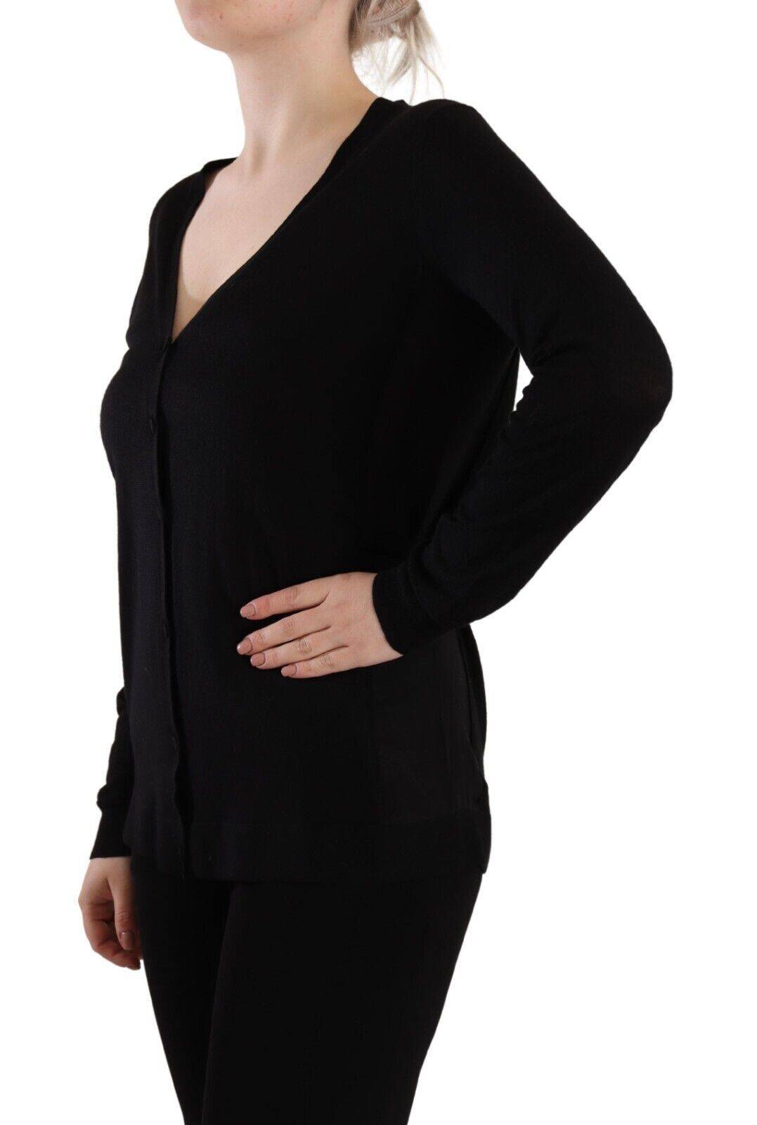 Pull à manches longues en laine noire Dolce & Gabbana avec col en V, élégant et confortable, porté sur mannequin.
