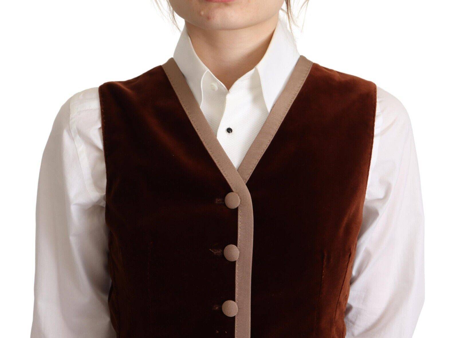Gilet sans manches en velours bordeaux et coton de Dolce & Gabbana, avec col en V, porté ou posé sur fond neutre.