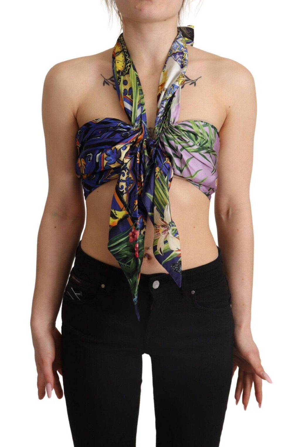 Foulard en soie multicolore Dolce & Gabbana porté en haut court à encolure halter, avec motifs colorés élégants.