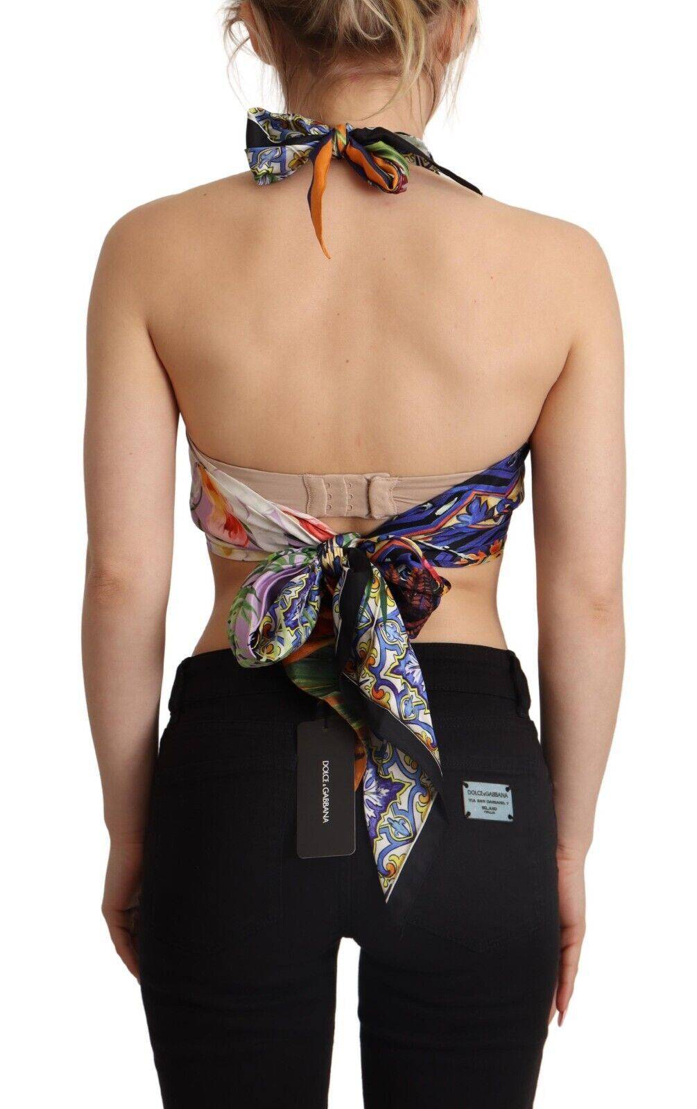 Foulard multicolore en soie de Dolce & Gabbana associé à un haut court à encolure halter en tissu léger.