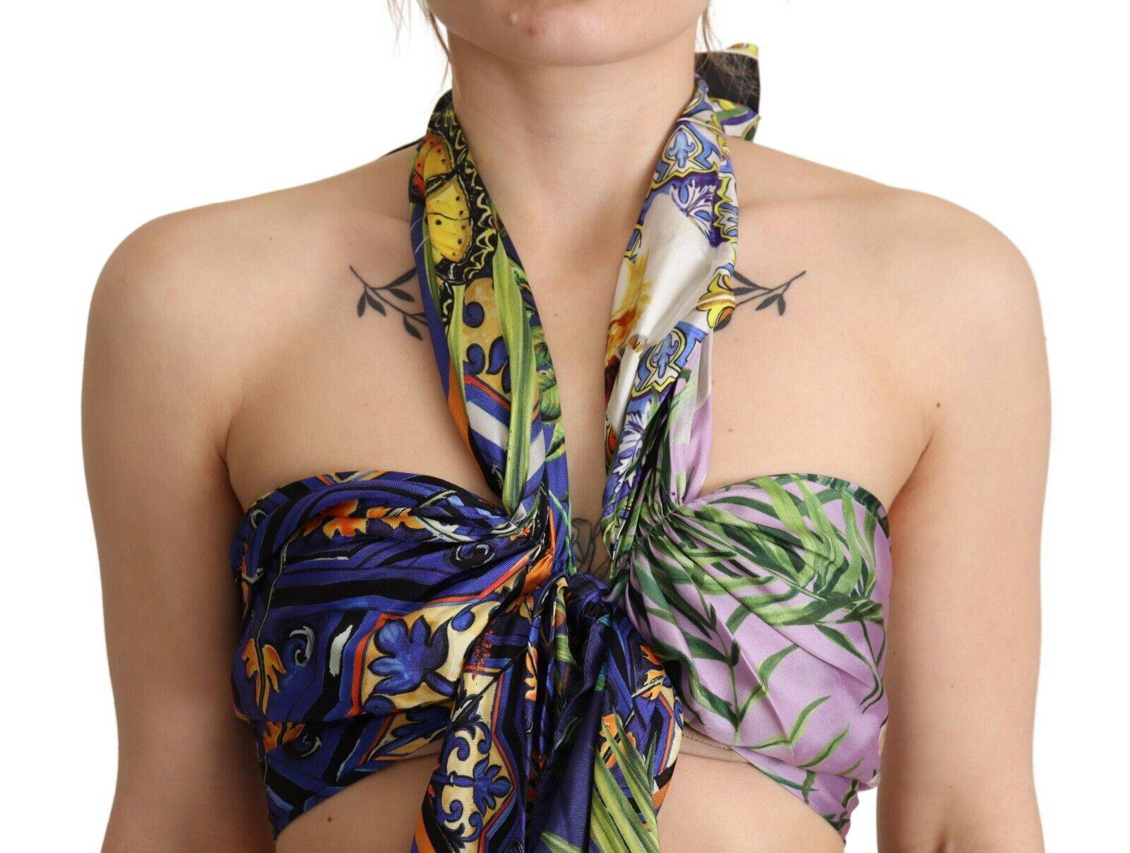 Foulard en soie multicolore Dolce & Gabbana porté en haut court à col halter, motif élégant et coloré.