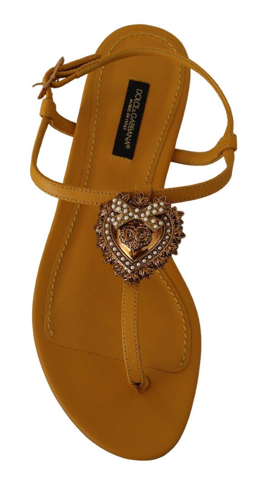 Sandales plates en cuir jaune moutarde Dolce & Gabbana Devotion, chaussures élégantes pour femmes, vue en gros plan