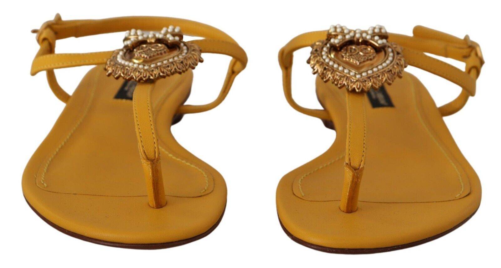 Sandales plates en cuir jaune moutarde Dolce & Gabbana Devotion, chaussures élégantes pour femmes, vue de face.