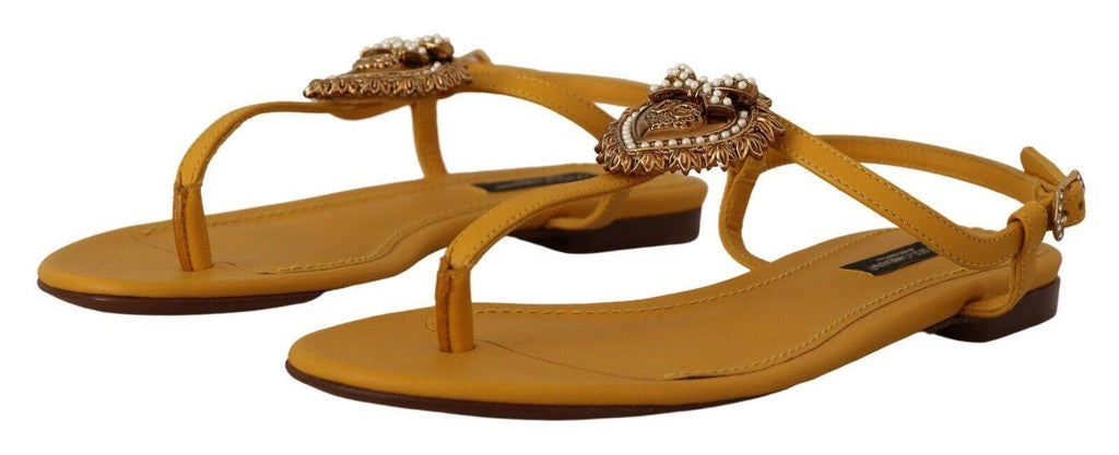 Sandales plates en cuir moutarde Dolce & Gabbana Devotion, chaussures élégantes et confortables pour femme.