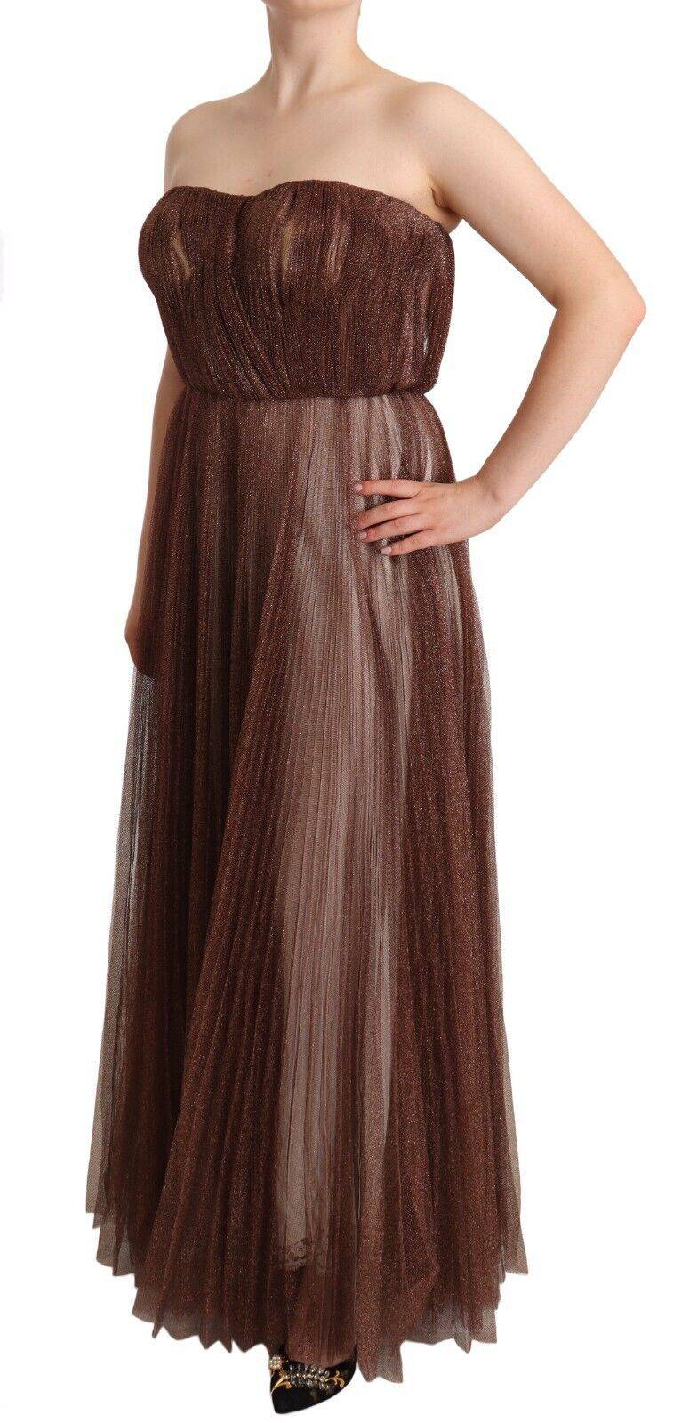 Robe longue maxi en polyester bronze métallisé de Dolce & Gabbana, élégante et brillante, portée élégamment.