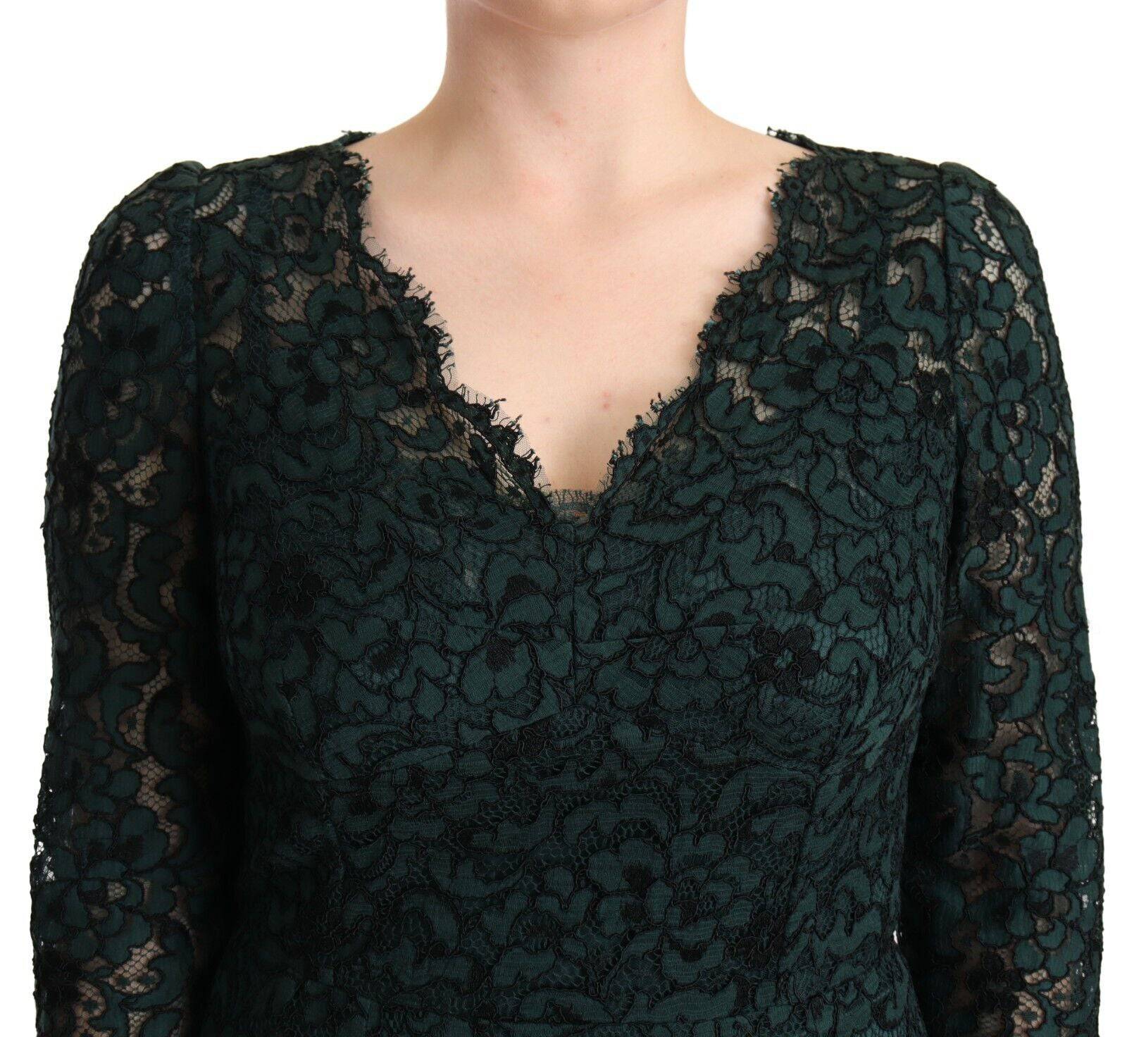 Robe longue en dentelle florale verte de Dolce & Gabbana, style maxi et élégante, portée sur un mannequin.