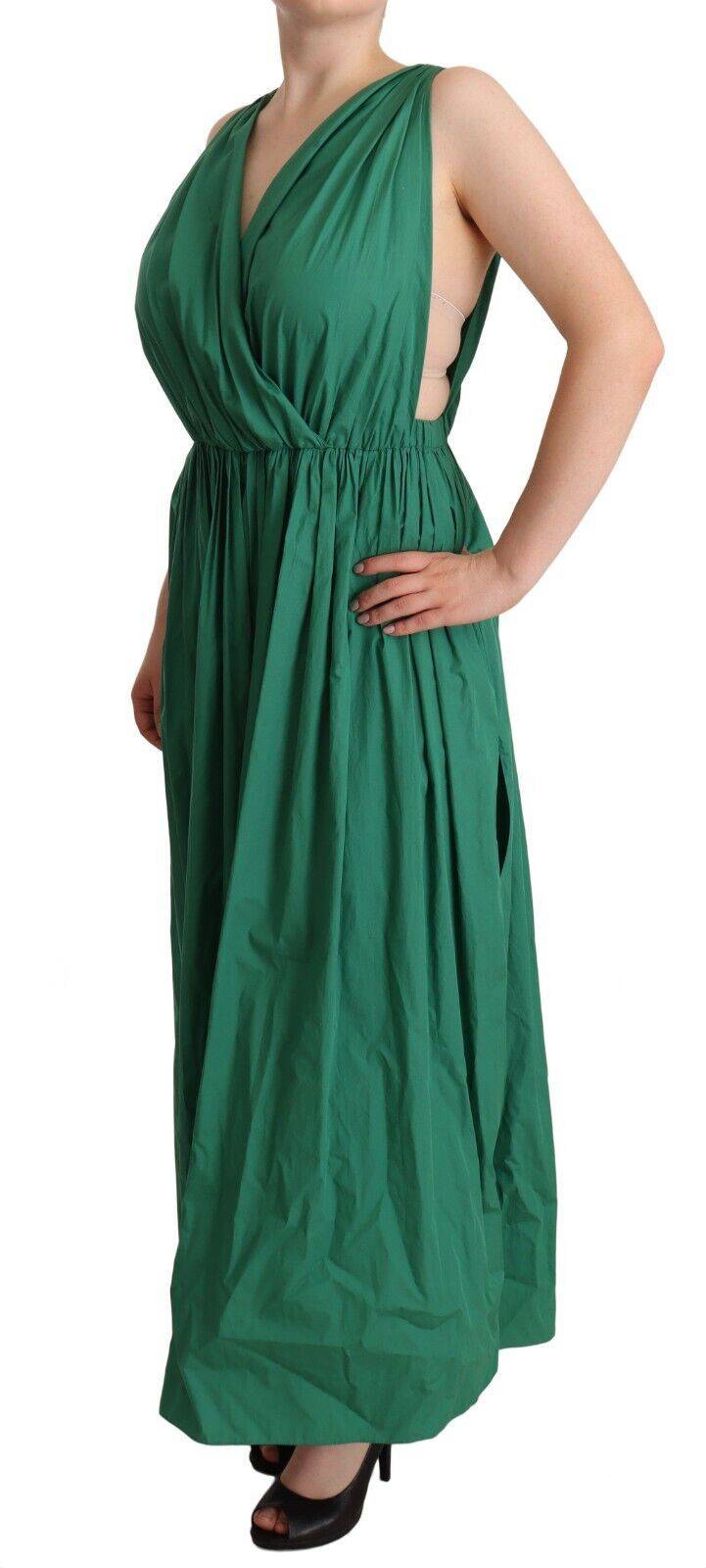 Robe sans manches en coton vert Dolce & Gabbana avec décolleté en V, élégante et légère, portée sur un fond blanc.