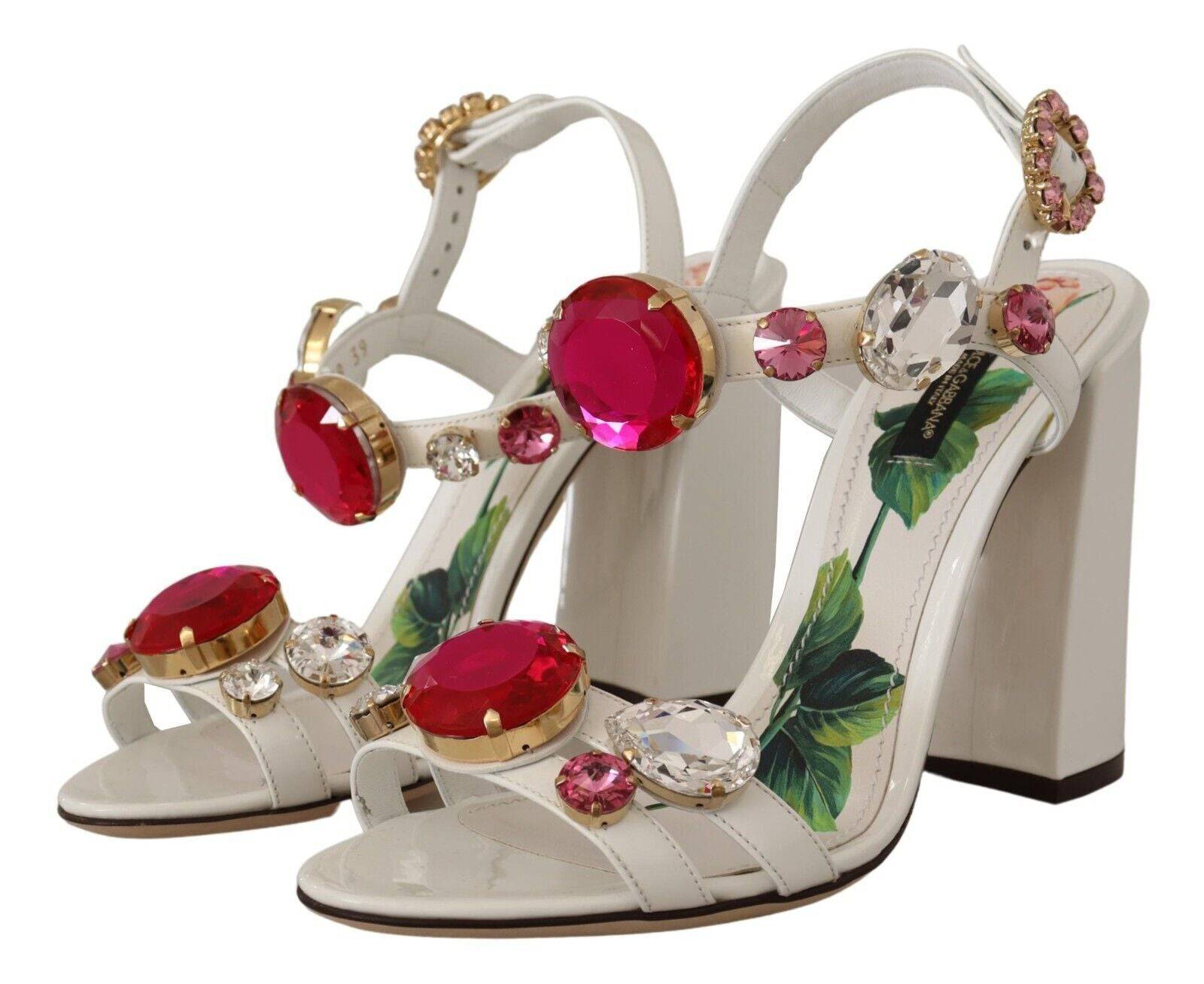 Sandales à talons en cuir blanc avec cristaux de Dolce & Gabbana, modèle Keira.