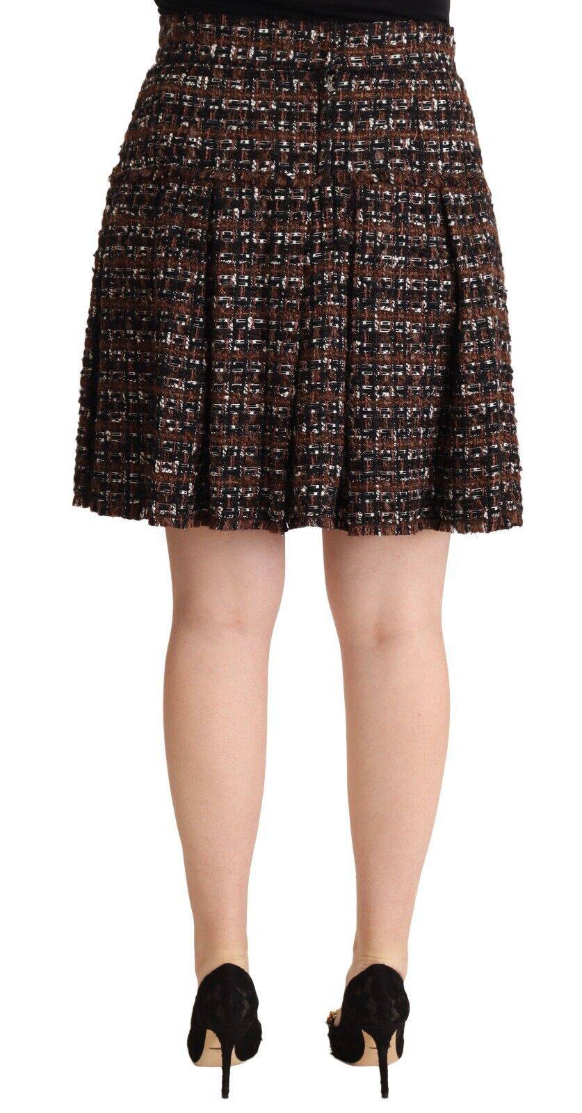 Jupe courte marron à taille haute et plissée de style A-line par Dolce & Gabbana, vue de face.