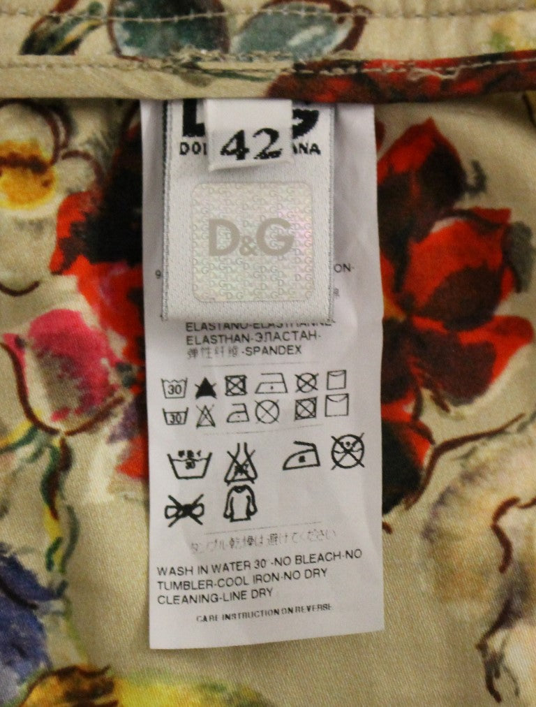Pantalons chinos en coton beige Dolce & Gabbana avec coupe élégante et détails modernes, visibles sur l'image.