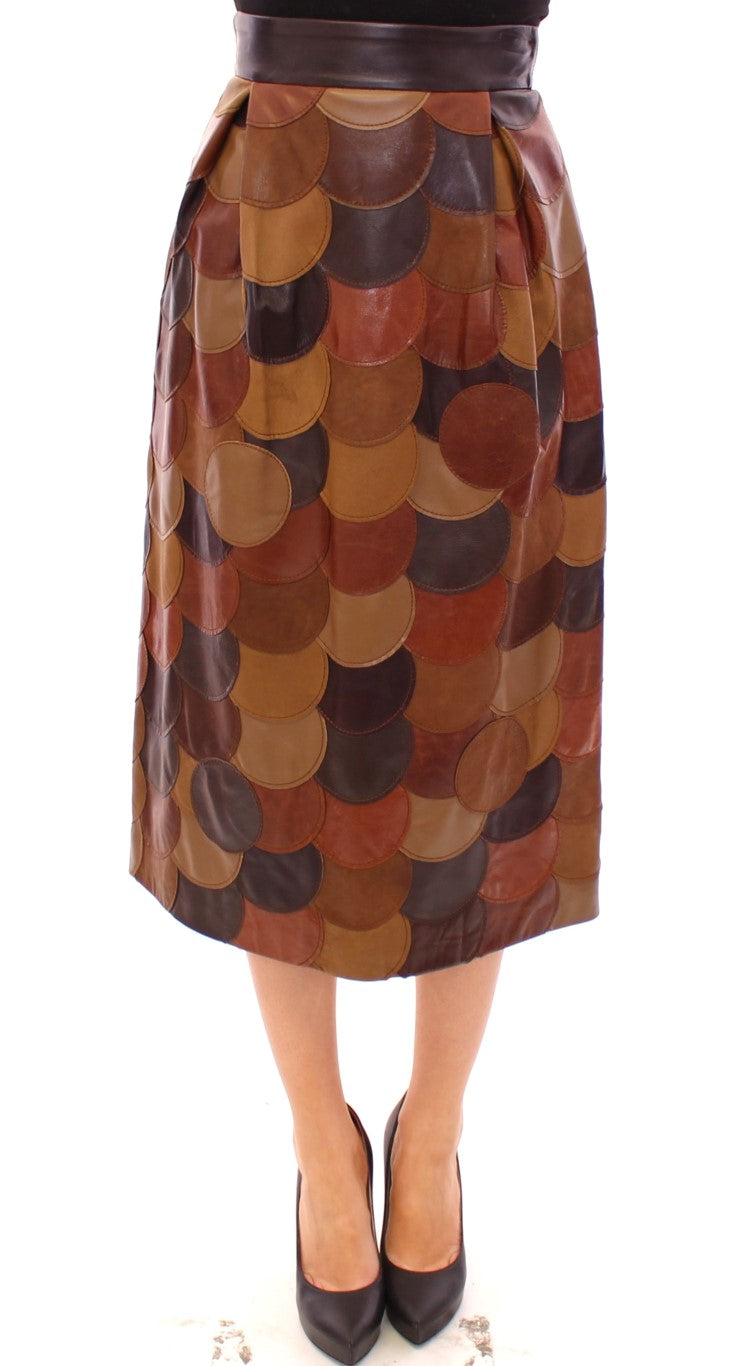 Jupe droite en cuir patchwork marron de Dolce & Gabbana, élégante et sophistiquée, visible dans l'image.