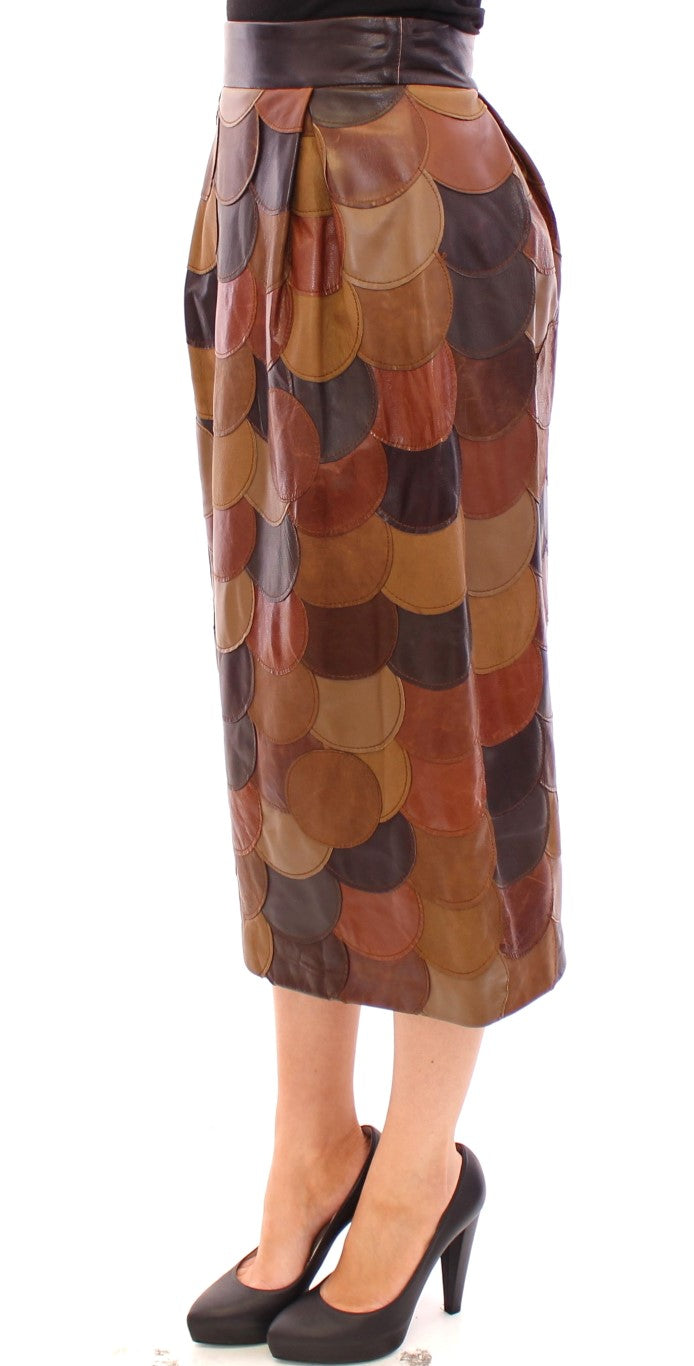 Jupe droite en cuir patchwork marron de Dolce & Gabbana, silhouette élégante et détails sophistiqués visibles sur l'image.