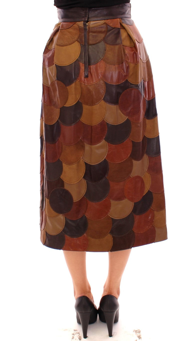 Jupe droite en cuir patchwork marron de Dolce & Gabbana, style chic et élégant, visible avec détails de couture et texture en cuir.