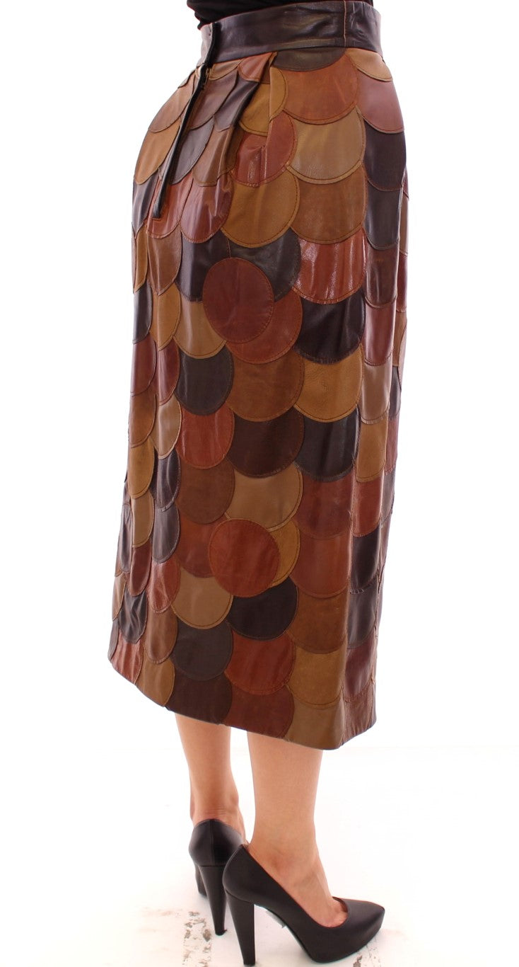 Jupe droite en cuir patchwork marron de Dolce & Gabbana, détail de couture et texture visible.