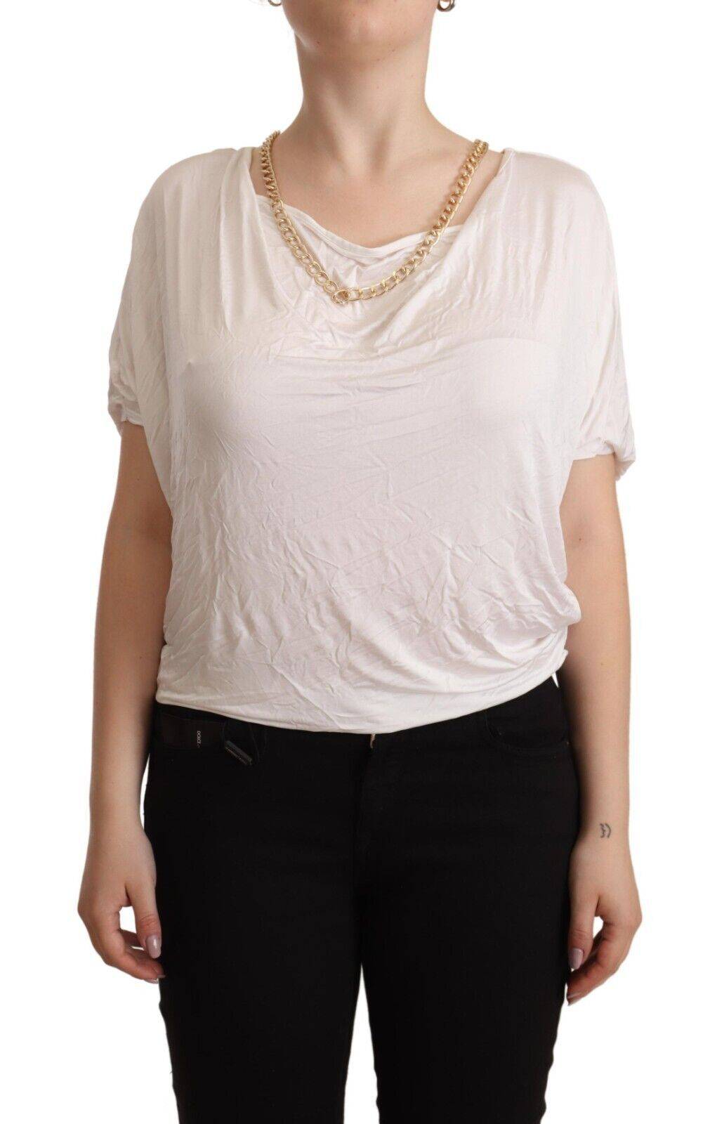 T-shirt blanc à manches courtes Guess By Marciano avec chaîne en or, style décontracté et mode élégante.