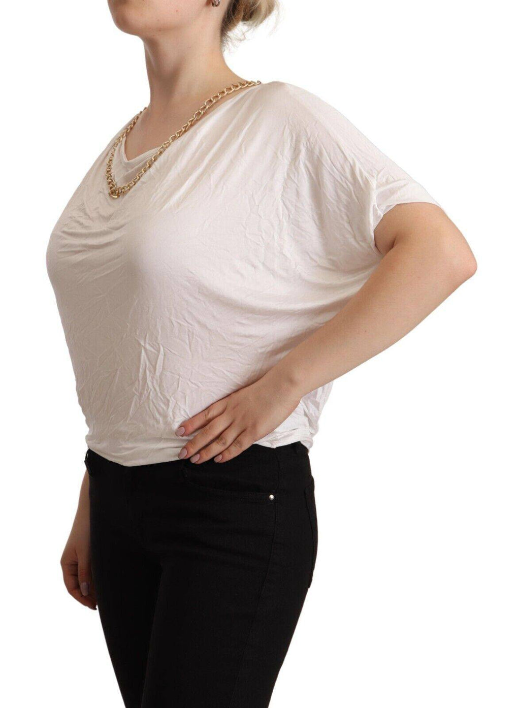 T-shirt blanc Guess By Marciano à manches courtes avec chaîne en or, style décontracté et tendance.