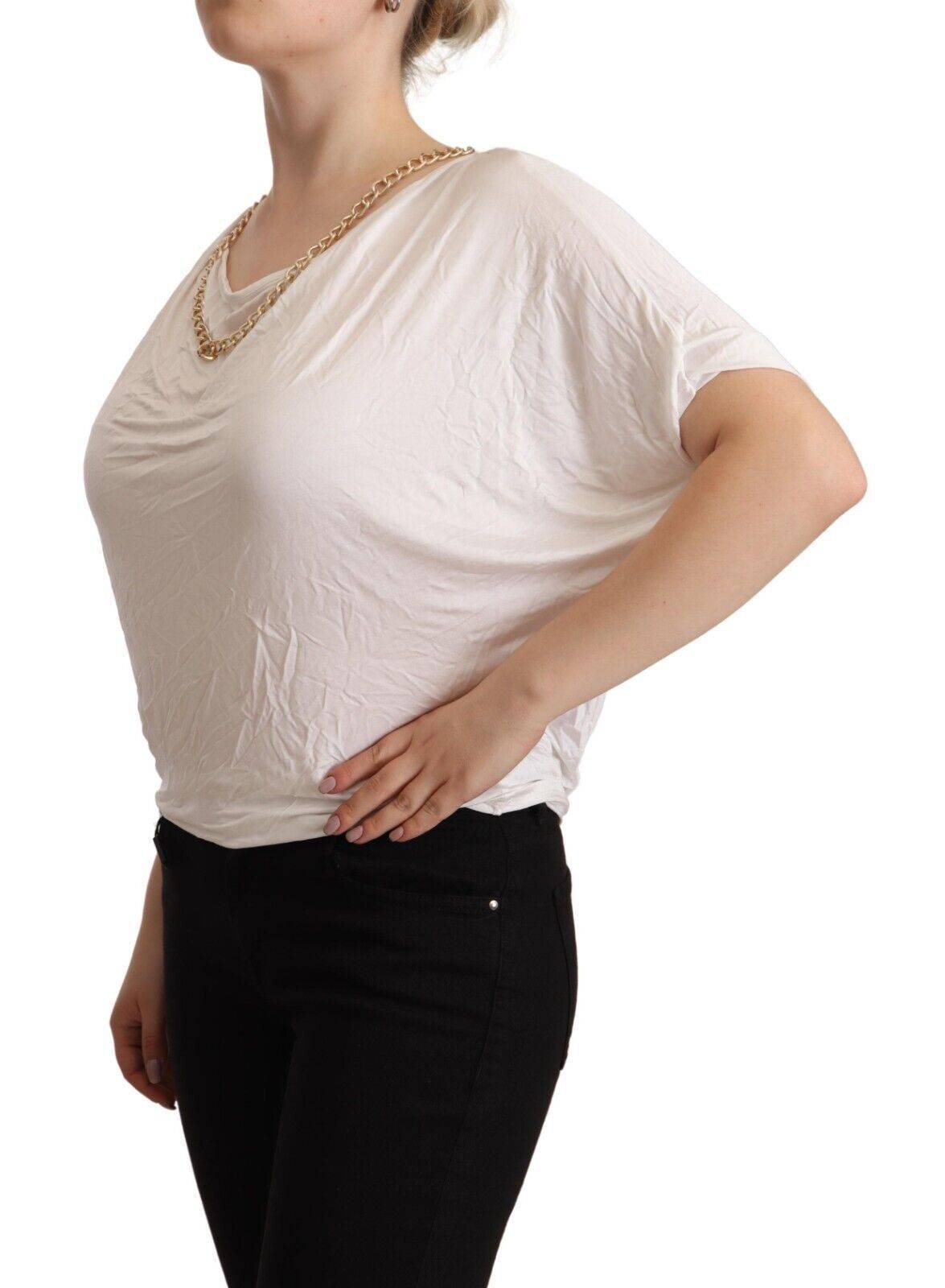 T-shirt blanc Guess By Marciano à manches courtes avec chaîne en or, style décontracté et tendance.